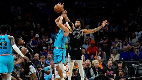 Suns clinch playoff spot, rout injury-riddled Spurs 115-94